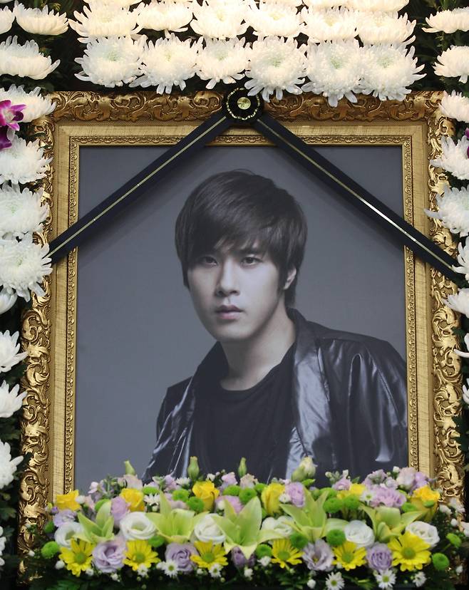 sg워너비 출신 가수 채동하가 5월 27일 서울 은평구 불과동 자택인 모 아파트에서 사망한 채 발견됐다. 빈소는 서울대학교 병원에 마련됐다.