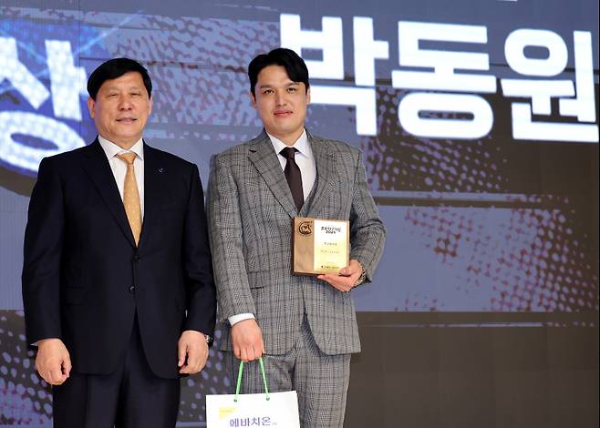조아제약과 일간스포츠가 공동 제정한 '2024 조아제약 프로야구 대상 시상식'이 3일 오전 서울 강남구 엘리아나호텔에서 열렸다. LG 박동원이 최고포수상을 수상하고 허구연 총재와 함께 포즈를 취하고 있다. 김민규 기자 mgkim1@edaily.co.kr /2024.12.03/