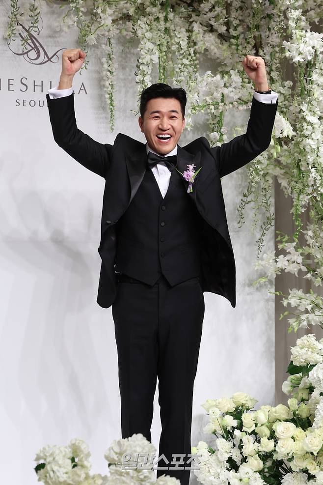 혼성그룹 코요태 김종민이 20일 오후 서울 중구 신라호텔 영빈관 에메랄드홀에서 열린 결혼식 /기자회견에 참석해 포즈를 취하고 있다. 서병수 기자 qudtn@edaily.co.kr /2025.04.20/