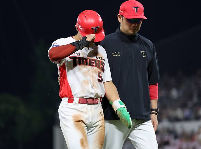 <yonhap photo-4481=""> 다리 부상으로 교체되는 김도영 (광주=연합뉴스) 조남수 기자 = 27일 광주기아챔피언스필드에서 열린 프로야구 키움 히어로즈와 KIA 타이거즈의 경기. KIA 김도영이 5회말 2사에서 2루도루에 성공한 뒤 다리 부상으로 대주자로 교체되고 있다. 2025.5.27</yonhap>