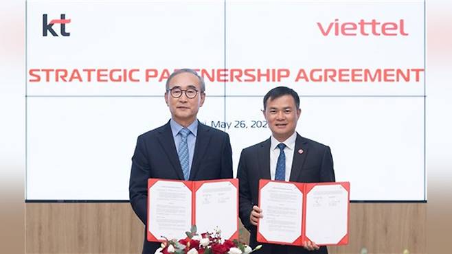 KT-비엣텔 업무협약, KT 김영섭 대표(왼쪽)와 비엣텔 그룹 따오 득 탕 회장 겸 CEO(오른쪽) [KT 제공]