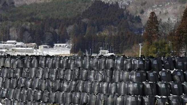 일본 후쿠시마 원전 사고 후 주변에서 걷어낸 토양을 임시로 쌓아둔 모습