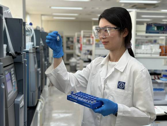 종근당 효종연구소 연구원이 의약품 분석을 하고 있다. [사진=종근당 제공]