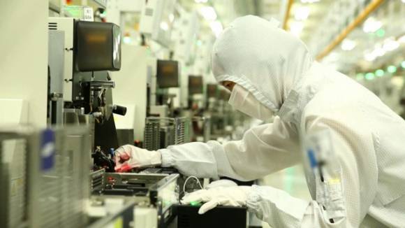 삼성전자 한 직원이 평택캠퍼스에서 반도체 장비를 점검하고 있다. [사진=삼성전자]