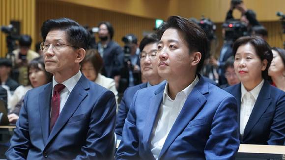 국민의힘 김문수 대선후보(왼쪽)와 개혁신당 이준석 대선후보가 지난 19일 서울 중구 서울시청에서 열린 '약자와 동행하는 서울 토론회'에 참석해 나란히 앉아 있다. 2025.5.19 [사진=이준석 캠프]