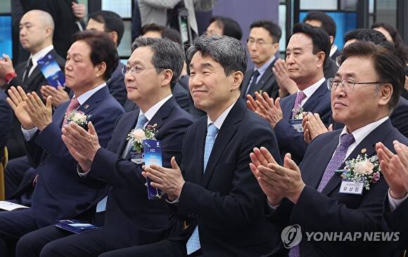 이주호 대통령 권한대행 부총리 겸 교육부 장관이 27일 경남 사천 우주항공청에서 열린 제1회 우주항공의 날 기념식에서 참석자와 함께 박수를 치고 있다. 사진 앞줄 왼쪽부터 박완수 경남지사, 윤영빈 우주항공청장, 이 권한대행, 유상임 과학기술정보통신부 장관. [사진=연합뉴스]