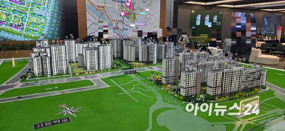 경기 고양 킨텍스에 마련된 고양창릉지구 A4·S5·S6 블록 견본주택 방문객들이 모형도를 둘러보고 있다.2025.02.09 [사진=이수현 기자]