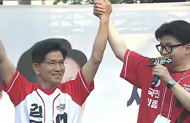 김문수 후보(왼쪽), 한동훈 전 대표가 26일 서울시 도봉구 방학사거리에서 유세 무대에 올라 지지자에게 손을 맞잡아 들어올리고 있다. (유튜브 캡처)