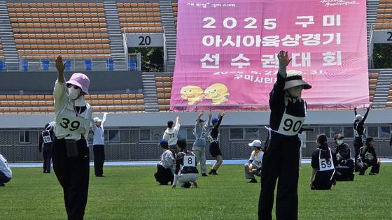오는 27일부터 열리는 2025 구미 아시아육상경기선수권대회를 앞두고 20일 주경기장인 구미시민운동장에서 구미시립무용단과 계명대 무용학과 학생들이 개막식 주제공연 예행연습을 하고 있다. 뉴스1