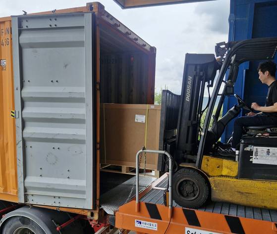 지난 23일 북미 자동차 공장에 엔진 부품을 수출하는 경기 안산 소재 자동차 부품 공장에서 수출용 부품을 지게차로 컨테이너에 싣고 있다. 손성배 기자