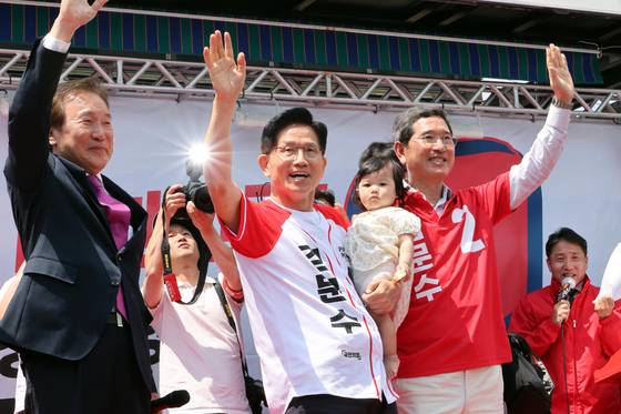 김문수 국민의힘 대선 후보가 26일 경기 안성시 서인사거리에서 열린 유세에서 지지를 호소하고 있다. 임현동 기자