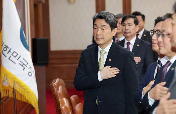 이주호 대통령 권한대행 부총리 겸 교육부 장관이 20일 서울 종로구 정부서울청사에서 열린 제22회 국무회의에서 국민의례를 하고 있다. 사진 교육부