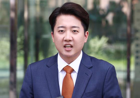 이준석 개혁신당 대통령 후보가 27일 오후 서울 여의도 국회 소통관 앞에서 긴급 기자회견을 하고 있다. 뉴스1