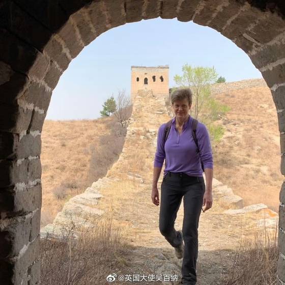 중국식 이름 우바이나로 불리는 바버라 우드워드 전 주중 영국대사는 1980년대 영어 교사로 중국 생활을 시작했다. 차기 MI6의 수장으로 유력하다는 보도가 나온다. 사진 웨이보 캡처