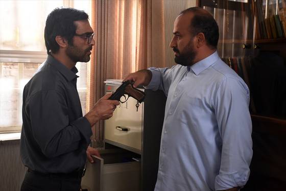 영화에서 '총'은 중요한 의미로 사용된다. 감독은 배급사를 통해 "영화 속에 등장하는 총은 더 넓은 의미에서 권력에 대한 은유"라며 "동시에 이야기 속 인물들의 비밀을 드러나게 하는 계기가 된다"고 전했다. 사진 그린나래미디어