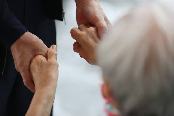 요양원에서 면회 온 가족과 손을 잡은 노모. 기사 내용과 관련 없음. 연합뉴스