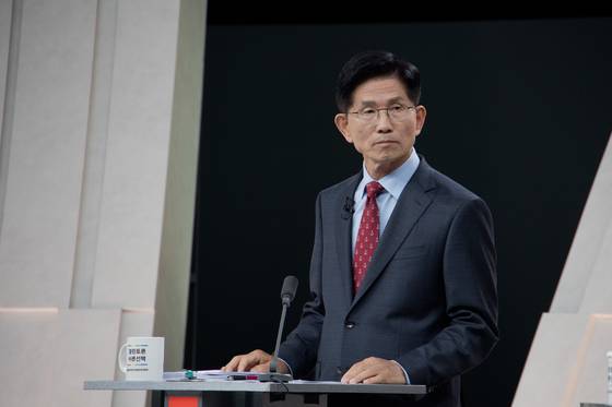 김문수 국민의힘 대통령 후보가 27일 서울 상암 MBC스튜디오에서 열린 21대 대선후보 3차 토론회에 참석해 토론 준비를 하고 있다. 뉴스1