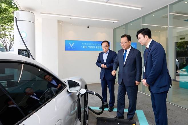 김부겸 더불어민주당 총괄선거대책위원장(가운데)이 충전 인프라 관련해 정민교 채비 각자대표(오른쪽)의 설명을 듣고 있다. 채비 제공