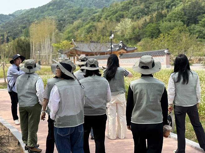 교육강사의 해설프로그램 시연. 한국수목원정원관리원 제공