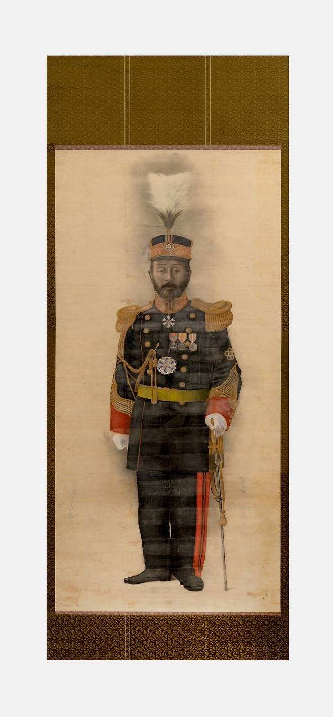 ‘이용익 초상화’에서 서양식 제복을 입은 이용익의 가슴에는 훈공1등 팔괘대수정장, 훈공3등 팔괘중수장, 고종 황제 성수 50주년 기념장, 고종황제 즉위 40주년 기념장, 러일전쟁 적십자사 구호기념장 등이 달려 있다.(대한제국, 세로 232.5㎝X가로111㎝)    국립민속박물관 제공