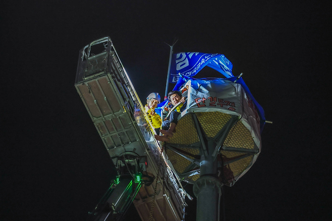 권영국 민주노동당 대선 후보는 제21대 대통령 선거 공식 선거운동 첫날인 지난 12일 자정부터 오전 1시30분까지 고공농성장을 방문했다. 민주노동당 제공