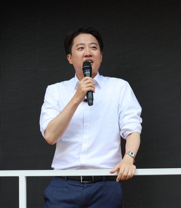 개혁신당 이준석 대선후보가  지난 25일 서울 종로구 종묘 인근 서순라길에서 거리 유세를 하고 있다. 공동취재