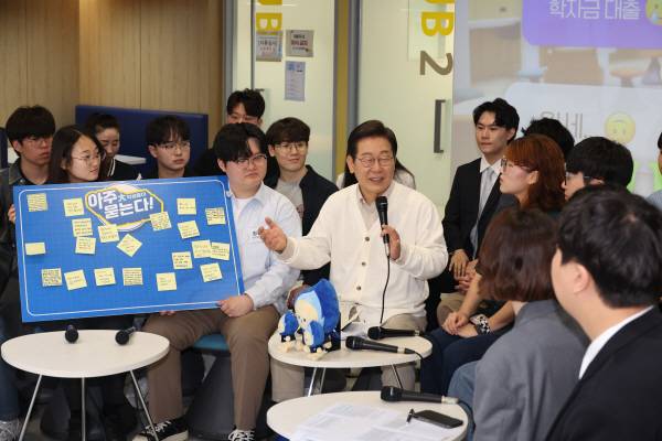 더불어민주당 이재명 대선 후보가 26일 경기 수원시 영통구 아주대학교 혁신공유라운지에서 청년 정책을 논의하기 위해 대학생들과 간담회를 하고 있다. 공동취재