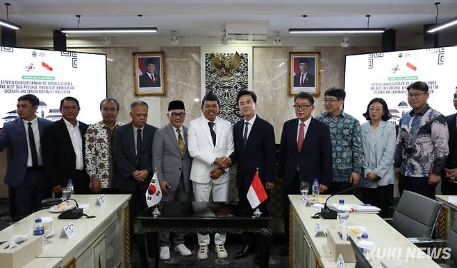 인도네시아를 방문한 김태흠 충남지사는 26일 서자바주의회 청사에서 데디 물야디 주지사와 ‘교류 및 탄소중립 실현을 위한 공동선언’을 채택했다. 충남도