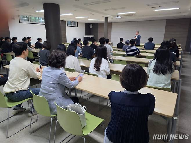 충남교육청은 26~27일 공주시 일원에서 도내 전산업무 담당자 70여 명을 대상으로 생각나눔자리를 개최했다.&nbsp;