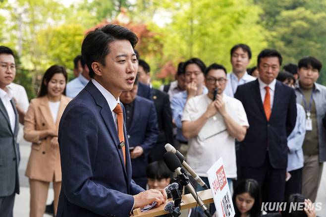 이준석 개혁신당 대선 후보가 27일 서울 영등포구 국회 소통관 앞에서 단일화 관련 긴급 기자회견을 열고 발언하고 있다.