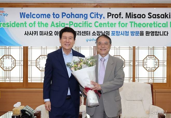 27일 이강덕(사진 왼쪽) 포항시장과 사사키 미사오 아시아태평양이론물리센터 신임 소장이 접견 후 기념촬영을 하고 있다. 포항시 제공