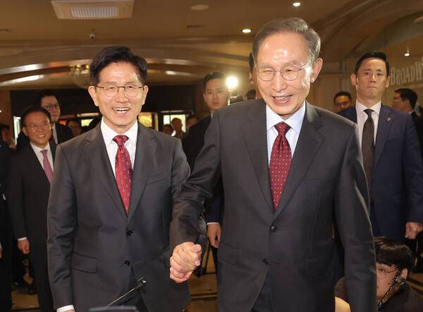 국민의힘 김문수 대선 후보와 이명박 전 대통령이 27일 서울 여의도 켄싱턴호텔에서 만나 오찬을 위해 이동하고 있다. 연합뉴스