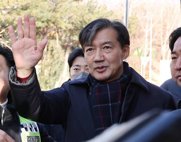 조국혁신당 조국 전 대표가 지난해 12월 16일 오전 경기도 의왕 서울구치소 앞에서 지지자들을 향해 손을 흔들고 있다.연합뉴스