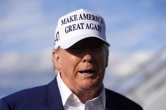 도널드 트럼프 미국 대통령이 현지시간 25일, 뉴저지주 모리스타운의 모리스타운 시립 공항에서 취재진과 이야기하고 있다. / 사진 = AP