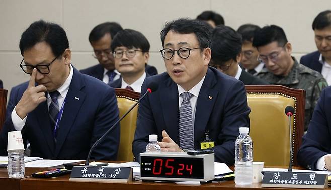 유영상 SK텔레콤 대표이사가 지난달 30일 국회 과학기술정보방송통신위원회의에서 열린 방송통신 분야 청문회에서 질의에 답하고 있다. [김호영 기자]