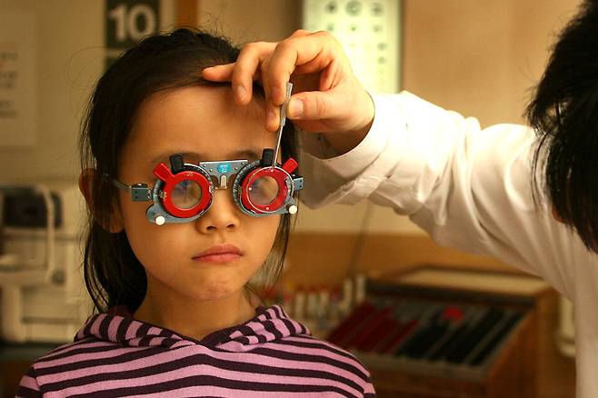 3세, 6세, 초등학교 입학 직전 등 정기적으로 시력 검사를 받는 것이 좋다.  일산백병원