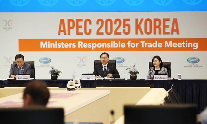 정인교 산업통상자원부 통상교섭본부장이 지난 15일 제주 서귀포시 제주국제컨벤션센터에서 열린 ‘2025 APEC 통상장관회의’ 개회식에서 개회사를 하고 있다. [사진출처=뉴스1]