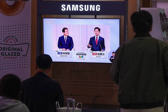 시민들, TV토론회 시선집중 27일 서울역 대합실에서 시민들이 제3차 대선후보 TV토론회 방송을 지켜보고 있다. 연합뉴스