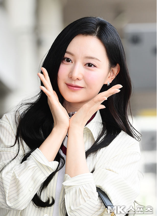 김지원은 26일 오후 김포국제공항을 통해 해외 일정을 위해 출국했다.사진=김영구 기자