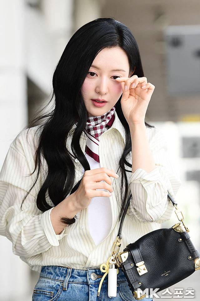 김지원이 등장하자 팬들은 일제히 셔터를 눌렀고, 출국장은 잠시 정지된 듯한 분위기를 연출했다.사진=김영구 기자