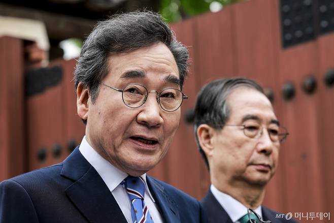 [서울=뉴시스] 정병혁 기자 = 이낙연 새미래민주당 상임고문이 6일 서울 중구 달개비 컨퍼런스하우스에서 한덕수 무소속 대통령 선거 예비 후보 오찬회동 마친 뒤 취재진에게 입장을 밝히고 있다. 2025.05.06. jhope@newsis.com /사진=정병혁