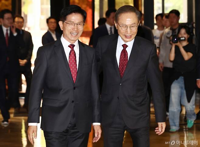 (서울=뉴스1) 김민지 기자 = 김문수 국민의힘 대통령 후보와 이명박 전 대통령이 27일 서울 여의도의 한 호텔에서 회동하고 있다. 2025.5.27/뉴스1  Copyright (C) 뉴스1. All rights reserved. 무단 전재 및 재배포,  AI학습 이용 금지. /사진=(서울=뉴스1) 김민지 기자