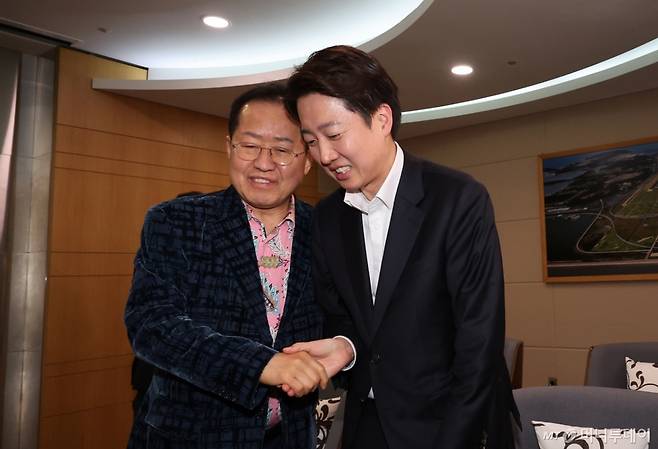 [인천공항=뉴시스] 이영환 기자 = 홍준표 전 대구시장이 10일 오후 인천국제공항 제1여객터미널에서 미국 출국을 앞두고 배웅온 이준석 개혁신당 대선후보와 악수를 나누고 있다. 2025.05.10. 20hwan@newsis.com /사진=이영환