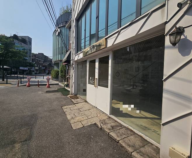 27일 서울 동국대학교 인근에서 폐업한 카페가 방치돼 있다. /사진=박상혁 기자.