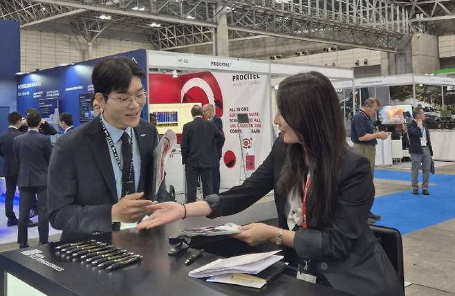 김환기 마인즈그라운드 대표이사가 'DSEI JAPAN'에서 'DX KOREA 2026'을 설명하고 있다. /사진=마인즈그라운드