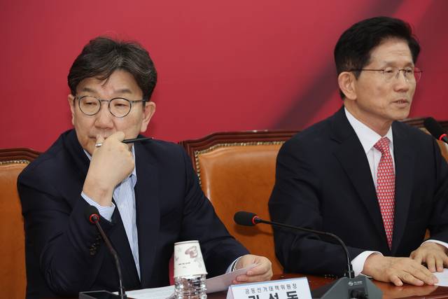 국민의힘 권성동 원내대표가 11일 서울 여의도 국회에서 열린 중앙선거대책위원회 회의에서 생각에 잠겨 있다. 연합뉴스