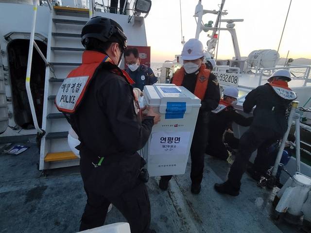지난 2022년 전국동시지방선거 때  해경경찰관이  경비함정에 실린 투표함을 이송하고 있다.   해경청 제공