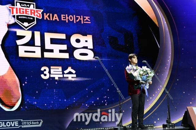 기아 김도영이 13일 오후 서울 삼성동 코엑스 오디토리움에서 진행된 '2024 KBO 골든글러브' 시상식에서 3루수 부문 골든글러브를 수상한 뒤 소감을 밝히고 있다./마이데일리