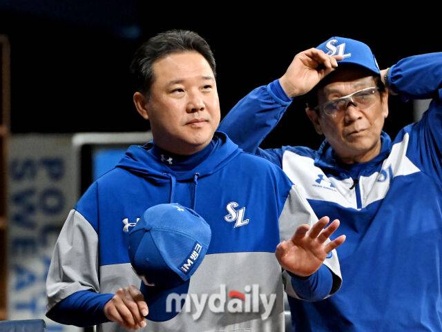 22일 오후 서울 고척돔 고척스카이돔에서 진행된 '2025 프로야구 KBO리그' 키움히어로즈와 삼성라이온즈의 경기. 삼성 박진만 감독이 인사를 하고 있다./마이데일리