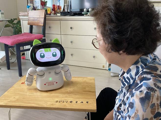 이이순 할머니가 ‘다솜이’와 대화하고 있다. 손인규 기자